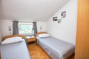 Postel nebo postele na pokoji v ubytování Family-friendly apartments with swimming pools Biograd na Moru, Biograd - 19356 + 32 fotografií