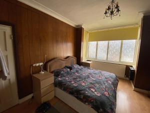 1 dormitorio con cama y ventana en Woodstock, en Londres