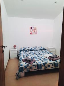 Tempat tidur dalam kamar di VILLA MOGUNTIA