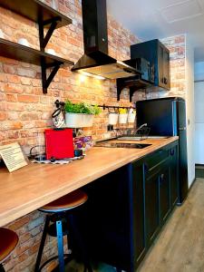 una cucina con bancone in legno e muro di mattoni di Dream Studio Silver Mountain a Poiana Brasov