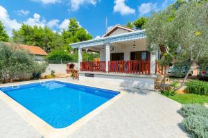 Bazén v ubytovaní Family friendly house with a swimming pool Cove Gradina, Korcula - 19317 alebo v jeho blízkosti