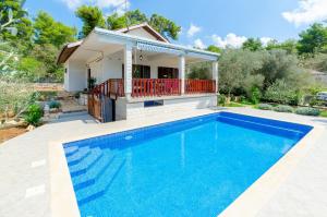 Bazén v ubytovaní Family friendly house with a swimming pool Cove Gradina, Korcula - 19317 alebo v jeho blízkosti