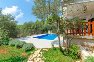 Bazén v ubytovaní Family friendly house with a swimming pool Cove Gradina, Korcula - 19317 alebo v jeho blízkosti