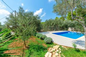 Bazén v ubytovaní Family friendly house with a swimming pool Cove Gradina, Korcula - 19317 alebo v jeho blízkosti