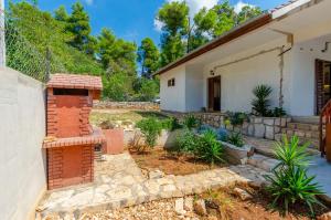 Vonkajšia záhrada v ubytovaní Family friendly house with a swimming pool Cove Gradina, Korcula - 19317