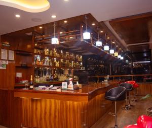 Salone o bar di Drishya Hotel