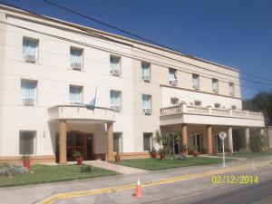 Un gran edificio blanco al costado de una calle. en Hotel del Centro, en Aimogasta