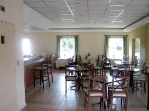 Un restaurante con mesas y sillas en una sala. en Hotel del Centro, en Aimogasta