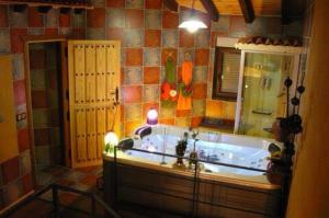 La salle de bains est pourvue d'une baignoire et d'un miroir. dans l'établissement K1 SPA Rural, à Cabezas Altas 22 autres photos