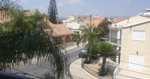 - une vue sur une rue d'une ville avec des bâtiments dans l'établissement ELLA LUXURY APARTMENT - (BREAKBOOKING CY), à Limassol