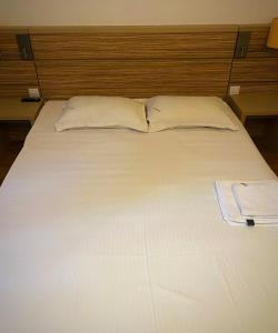 1 cama blanca grande con 2 almohadas en DMT Apartament Rin Grand en Bucarest