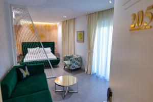デルミにあるBlue Boutique Hotelの緑のソファとベッドのあるリビングルーム +119枚の写真