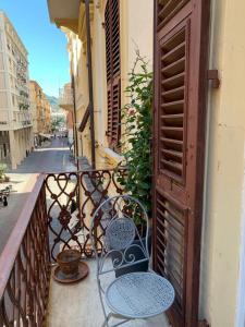 uma varanda com um banco, uma porta e uma rua em Grandmas 5 terre em La Spezia