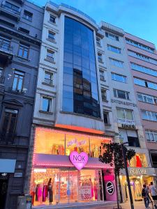 een winkel met een hart aan de voorzijde van een gebouw bij Luxury Suites by NOK ISTANBUL NISANTASI in Istanbul