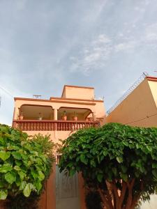 un edificio con un balcón con plantas. en Résidence Les Fleurettes en Bamako