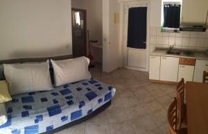 a small bedroom with a bed and a kitchen at Aurora Apartments-Nin- 25m to the Beach in Nin