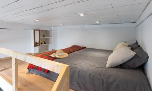 ein Schlafzimmer mit einem Bett in einem Zimmer in der Unterkunft Le Studio Compostelle by Maison Brasseurs d'Etoiles in Lüttich