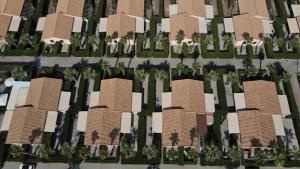 The surrounding neighborhood or a neighborhood close to az apartmanhoteleket