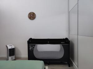 uma televisão num quarto com uma parede branca em Duplex Autonome Cosy à Paris Roissy CDG em Roissy