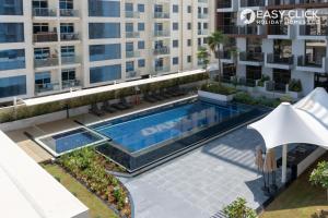 Výhled na bazén z ubytování Easy Click - 1 Bed Convertible to 2 Bed Brand New High Quality nebo okolí