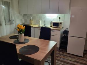 Apartman Roko tesisinde mutfak veya mini mutfak