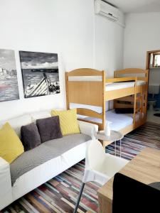 ein Wohnzimmer mit einem Sofa und einem Schreibtisch in der Unterkunft Apartman Roko in Slatine
