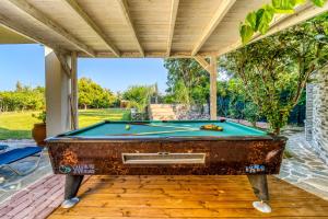Biliardový stôl v ubytovaní Heliophos Villa Aitheria + 26 fotografií