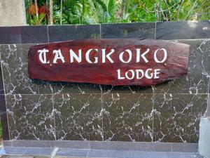 una señal que dice la cabaña de Tarajiquez en una pared en Tangkoko Lodge, en Bitung