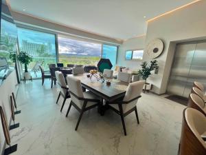 - une salle à manger avec une table et des chaises dans l'établissement Maritima Playa Deluxe Ocean View Vallarta, à Nuevo Vallarta