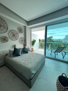 - une chambre avec un grand lit et une grande fenêtre dans l'établissement Maritima Playa Deluxe Ocean View Vallarta, à Nuevo Vallarta