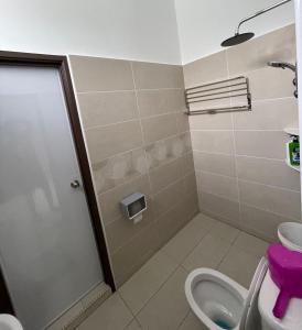 uma casa de banho com um chuveiro e um WC. em 福氣安康 Ray’s Homestay em Batu Pahat