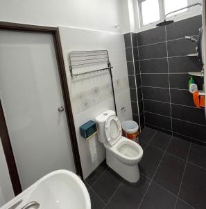 uma casa de banho com um WC e um lavatório em 福氣安康 Ray’s Homestay em Batu Pahat