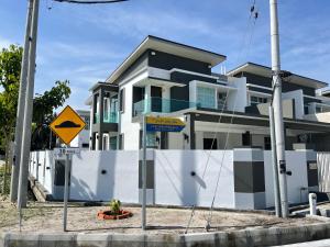 uma casa com um sinal em frente em 福氣安康 Ray’s Homestay em Batu Pahat