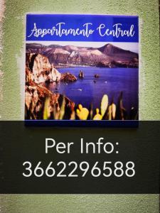 um sinal para um resort com uma fotografia de um lago em Appartamento Central em Lipari