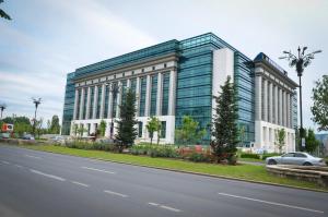 un gran edificio de cristal al lado de una carretera en Dracula Adventure Tours Accommodation, en Bucarest