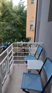 Апартамент Pink & Blue - 2BDR with Balcony - Wi-Fi tesisinde bir balkon veya teras