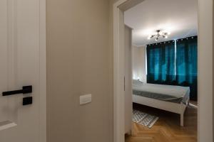 a bedroom with a bed and a window at Lovely flat, UltraCentral, with Free Parking VIC8 in Timişoara