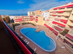 Una vista aérea de una piscina en un edificio. en Jardín, en Puerto de Santiago