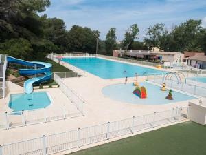 uma grande piscina com escorrega e um parque aquático em Appartement Six-Fours-les-Plages, 3 pièces, 4 personnes - FR-1-316-252 em Six-Fours-les-Plages