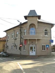 ein großes Gebäude an der Ecke einer Straße in der Unterkunft DyHouse in Slatina