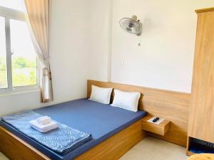 Postel nebo postele na pokoji v ubytování Nhà Nghỉ LÂM ANH