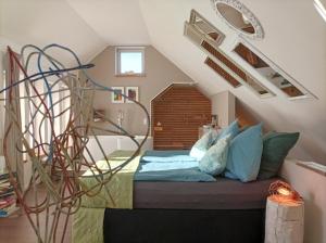 een slaapkamer met een bed met blauwe kussens bij Küken Winterberg in Winterberg
