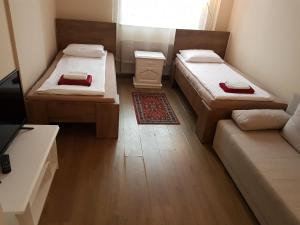 mały pokój z dwoma łóżkami i kanapą w obiekcie Centrum Noclegowe Apartament 3 w Bydgoszczy