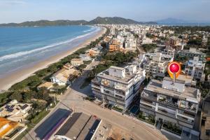 una vista aérea de una playa con edificios y un globo rojo en Mariscal, 03 dormitórios, 80m do mar, com piscina, en Bombinhas