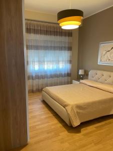 A bed or beds in a room at Dudi Apartment