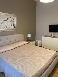 een slaapkamer met een bed met een foto aan de muur bij Dudi Apartment in Palermo