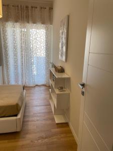A bed or beds in a room at Dudi Apartment