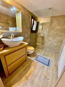 a bathroom with a sink and a shower at Υπέροχη οικογενειακή κατοικία στον Πειραιά, 3 λεπτά από μετρό in Piraeus