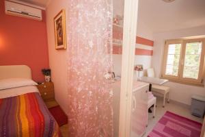 sypialnia z łóżkiem, biurkiem i oknem w obiekcie Apartments and rooms with parking space Baska, Krk - 19424 w Bašce +32 zdjęcia