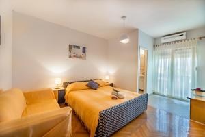 Posteľ alebo postele v izbe v ubytovaní Family-friendly apartments with swimming pools Baska, Krk - 19432 + 26 fotografií